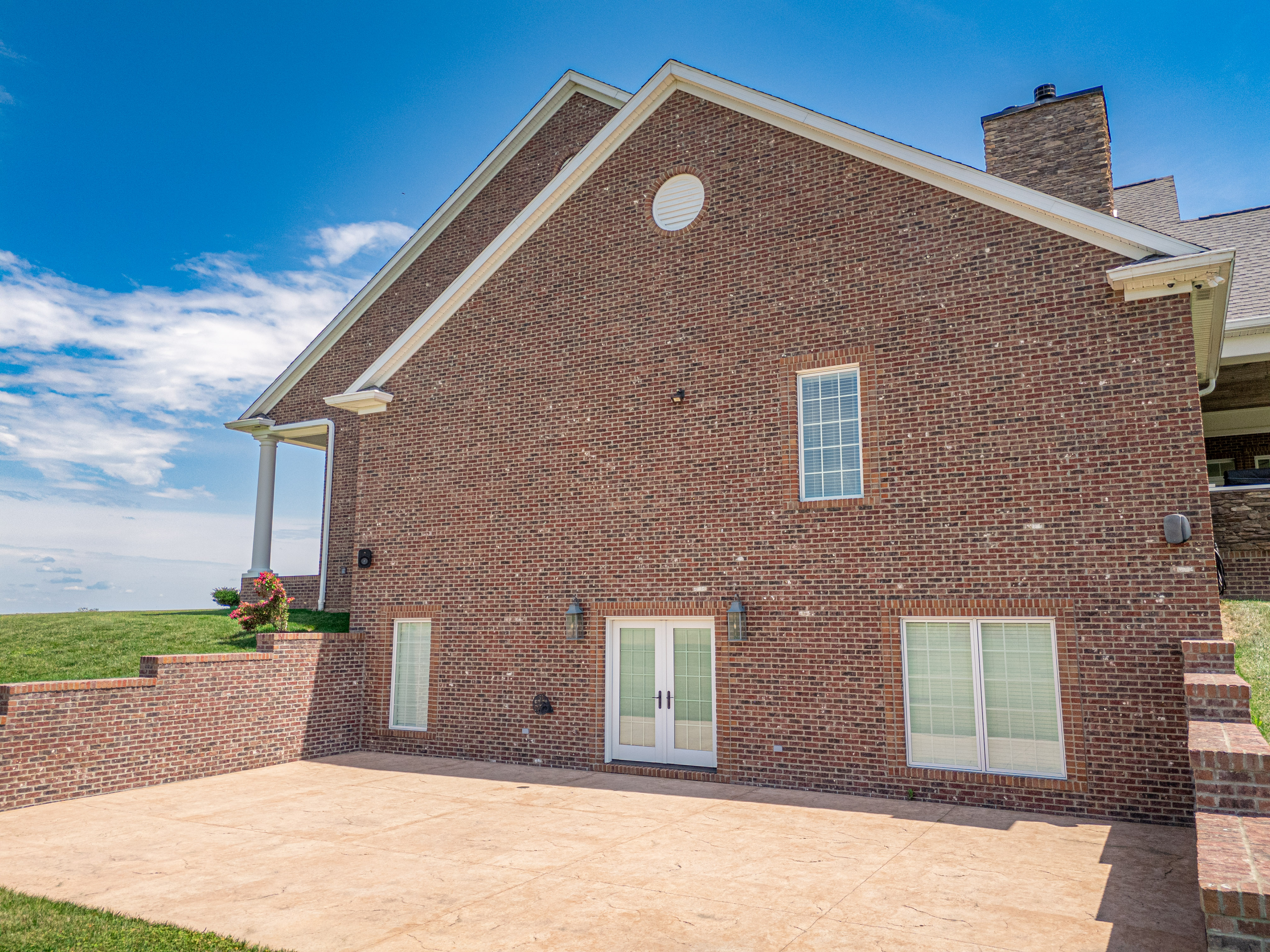 Exterior View 6